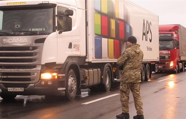 Russian_Trucks_Blockade1_Mukachevo.net_.jpg