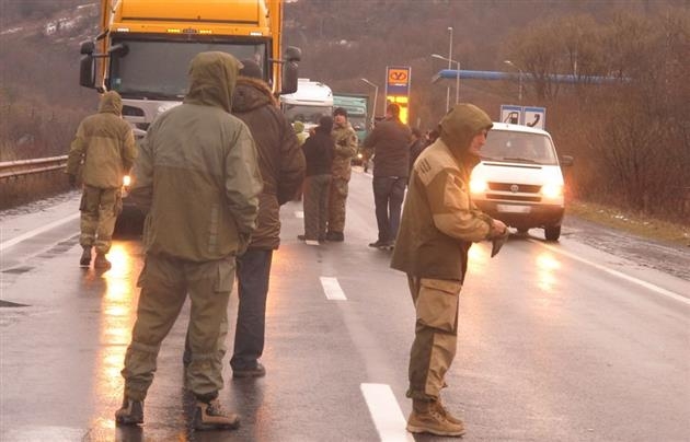 Russian_Trucks_Blockade2_Mukachevo.net_.jpg