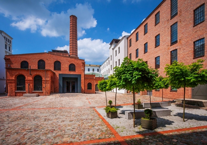 Centralne Muzeum Wkiennictwa - dziedziniec i budynek dawnej kotowni_.jpg